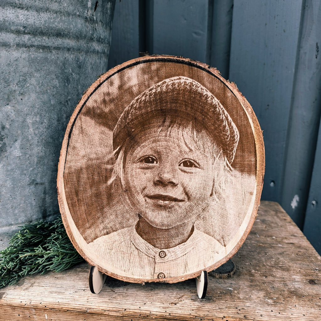 Holzscheibe mit Bildgravur