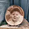 Holzscheibe mit Bildgravur