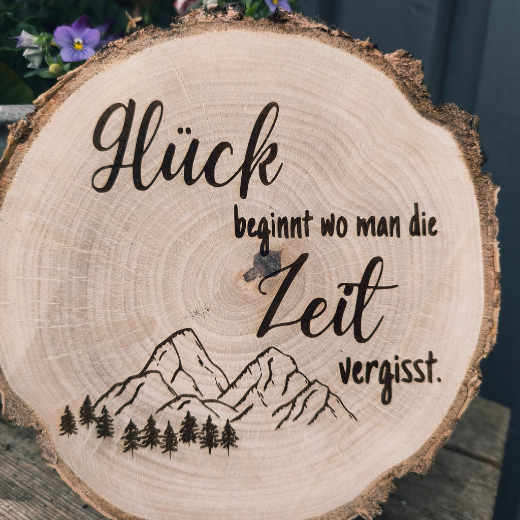 Baumscheibe mit Bergmotiv & Spruch