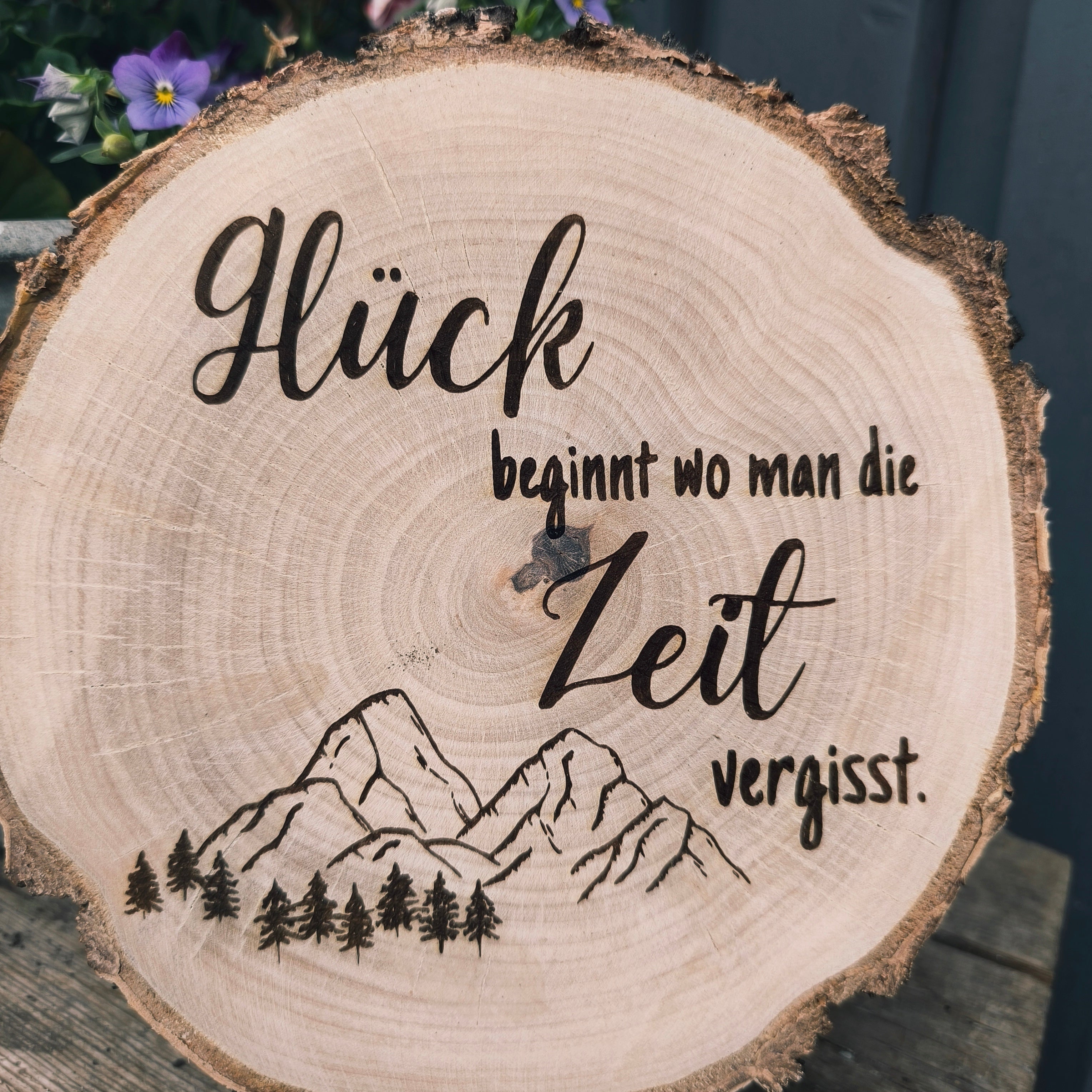 Baumscheibe mit Bergmotiv & Spruch
