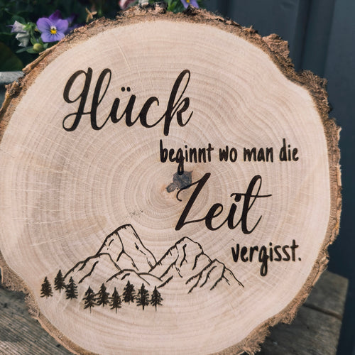 Baumscheibe mit Bergmotiv & Spruch