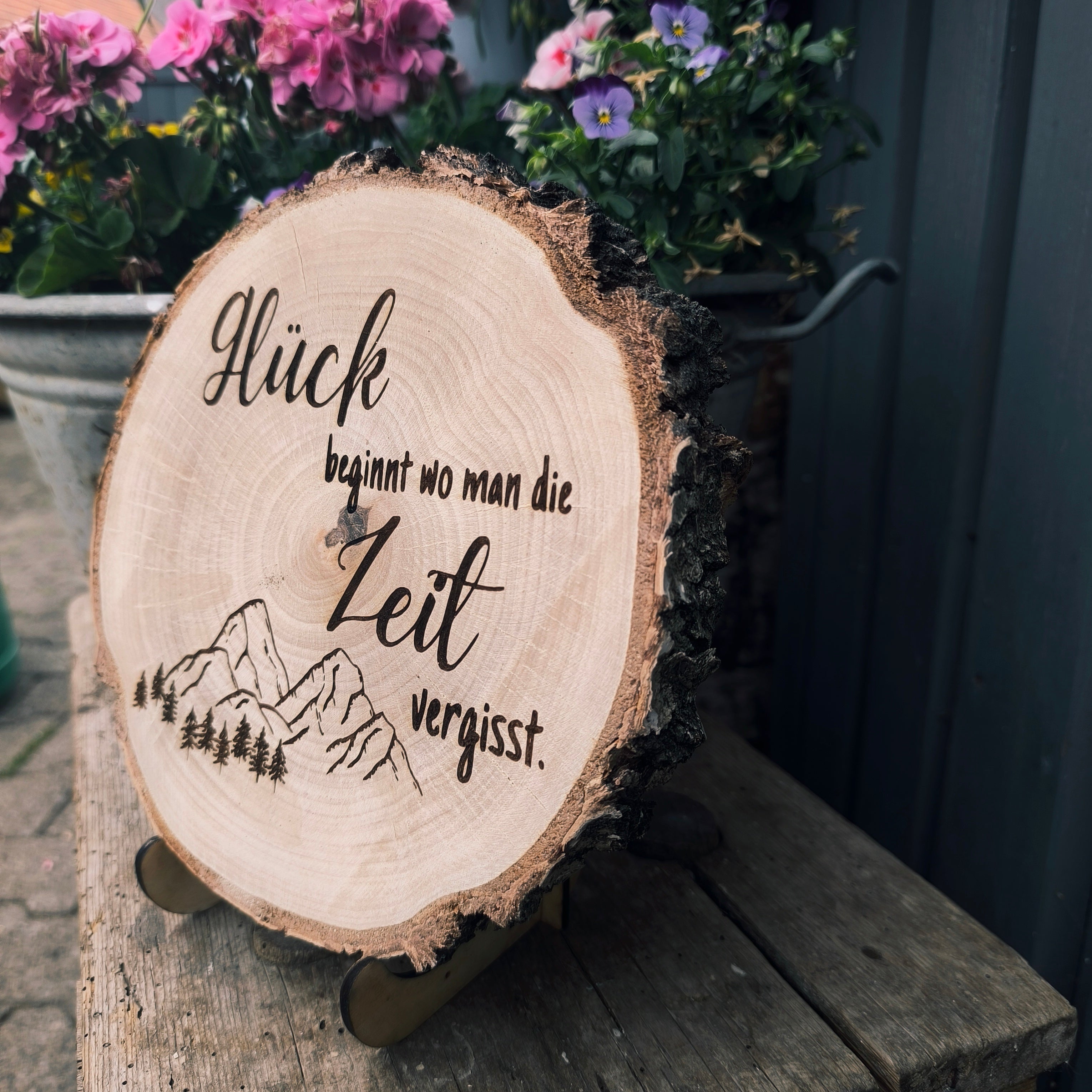 Baumscheibe mit Bergmotiv & Spruch