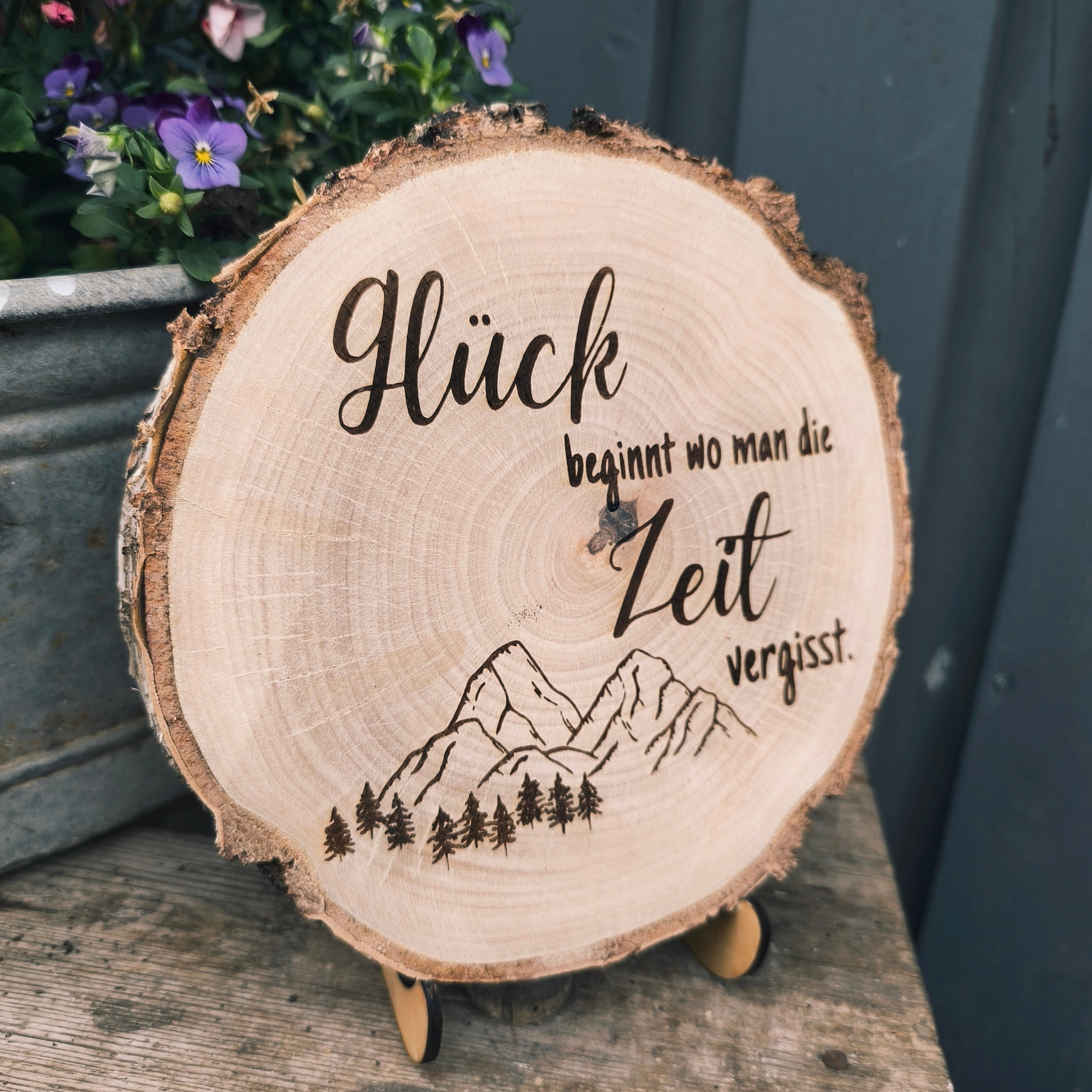 Baumscheibe mit Bergmotiv & Spruch